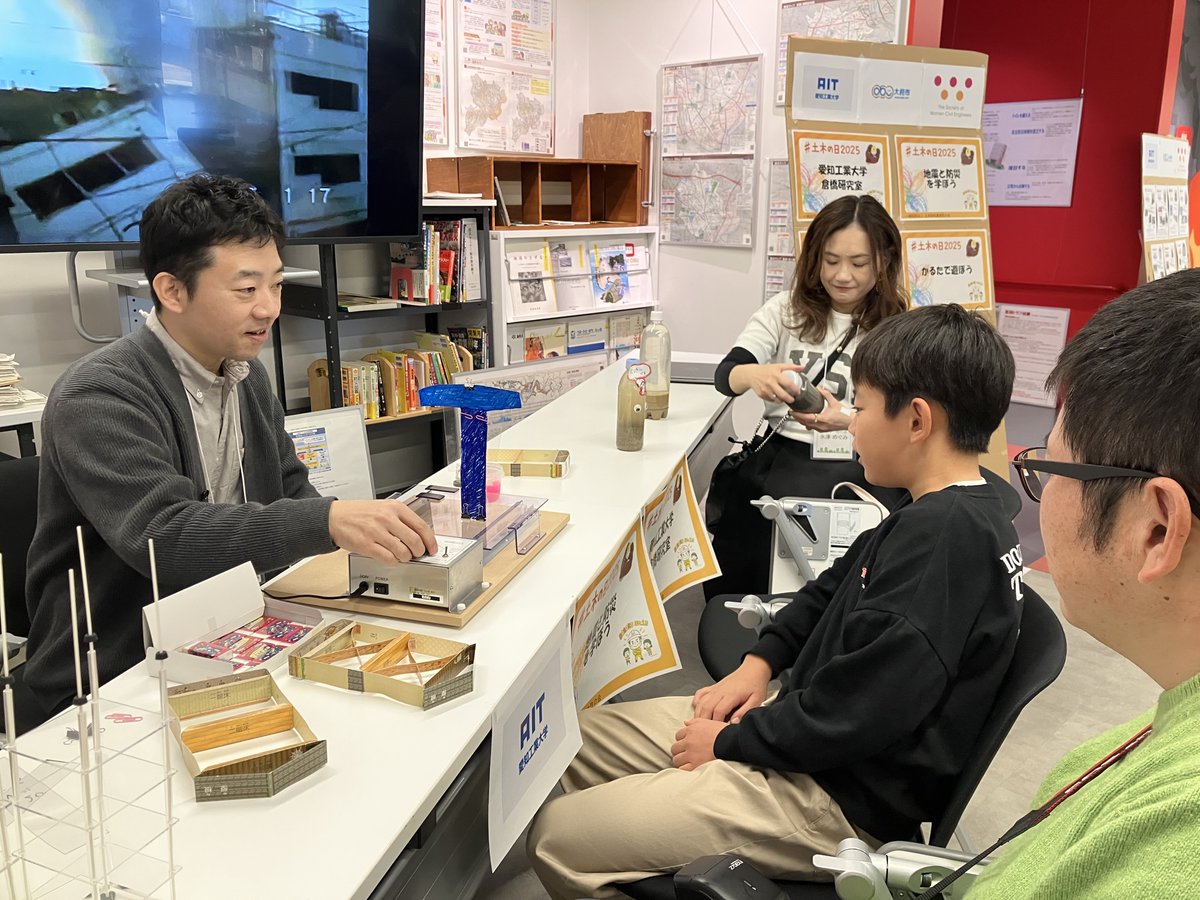 SWCE1982's tweet photo. 11月23日に中部支部で開催された
土木の日イベント2025の様子の第2弾です
参加者がお絵かきした橋脚の模型を使って
地震が起きたときの実験をしました
カラフル、素敵な橋脚がいっぱいです！
次回は、各コーナーの様子をお届けします。

•#建設 #建設業 #土木 #土木業界
#土木技術者女性の会 #SWCE https://t.co/JUxQH3ljiW