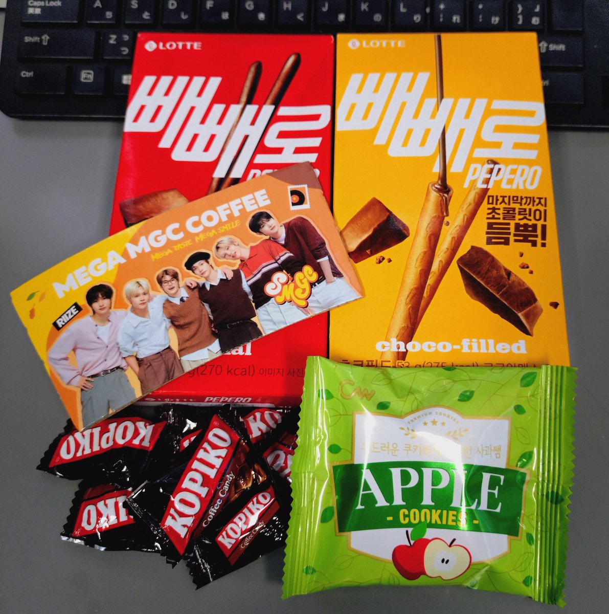 バイト先の韓国人パイセンが里帰りしてて…からのお土産〜🧡
スリーブ増えたﾌﾌﾌ🤭
（お願いしてないんだけど実家の目の前にメガコピあるらしい）注∶無限回収