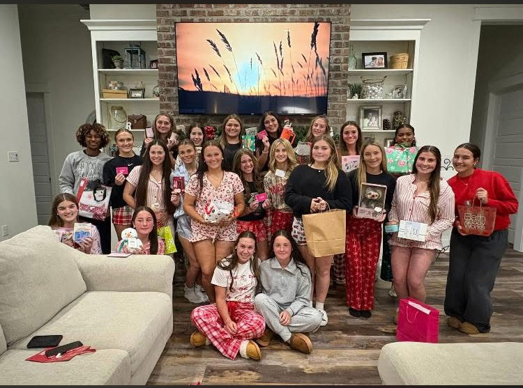 _STAsoftball's tweet image. Lady Gator Christmas party!🖤💛