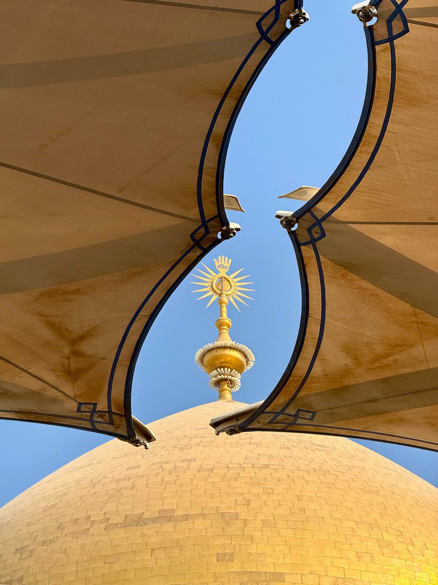 أَنا وَجَميعُ مَن فَوق التُرابِ 
فداءُ ترابِ نَعلِ أَبي تُرابِ.