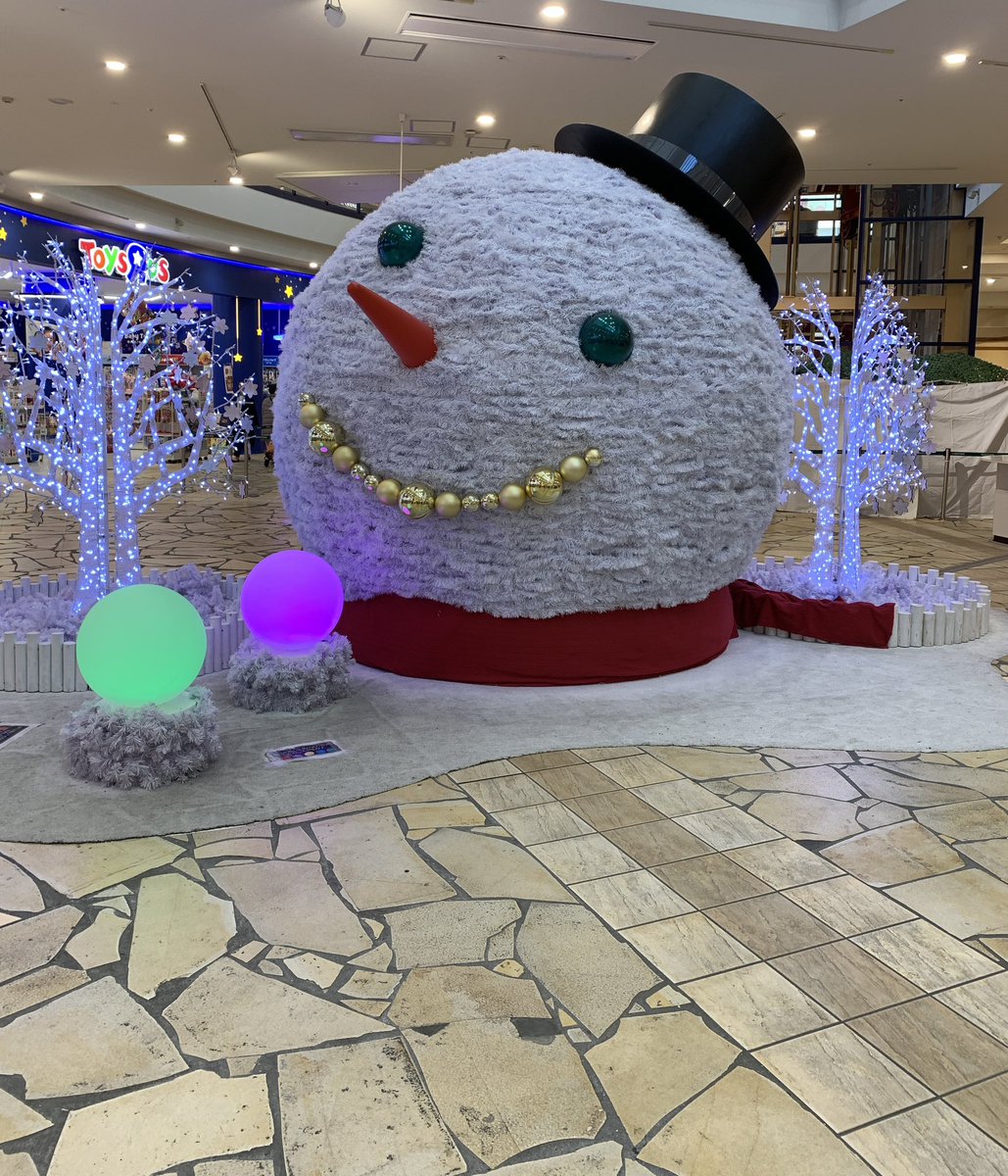 頭をデカく作りすぎて胴体に乗せられなくなった雪だるまだ