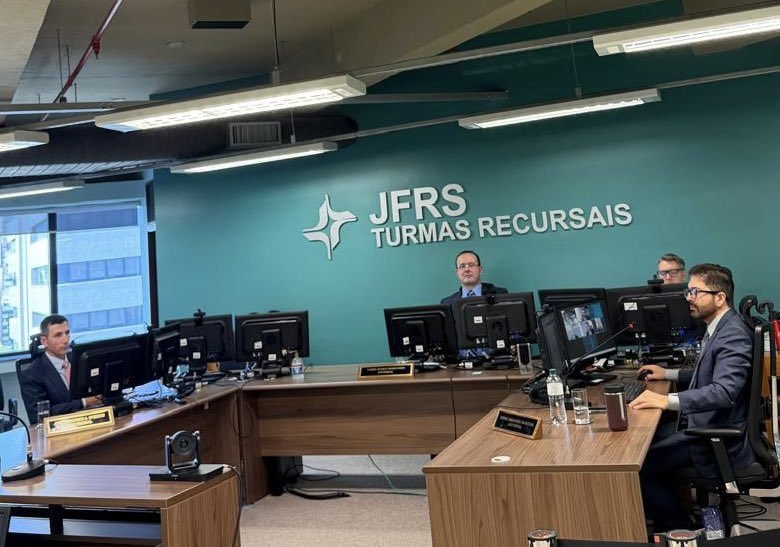 Hoje, 16/12, realizamos a última sessão do ano da 2a. Turma Recursal dos Juizados Federais do Rio Grande do Sul. Foram 12,500 processos julgados pela Turma  este  ano. Este desempenho só foi possível pela atuação de uma unidade organizada  e com excelente clima organizacional.