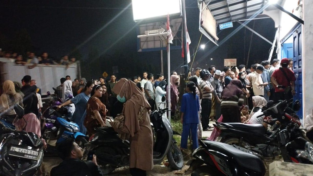 Pemerintah dan seluruh elemen masy bergerak  memberikan bantuan melalui berbagai posko maupun scr langsung  utk wilayah  terisolasi bencana di Sumatera 
#KemendesPDTPeduliBencana
#MenteriDesaPeduliBencanaSumatera
#PendampingDesaPeduliBencana
<a href="/prabowo/">Prabowo Subianto</a>
<a href="/YandriSusanto/">Yandri Susanto</a>
<a href="/ArizaPatria/">Ariza Patria</a>