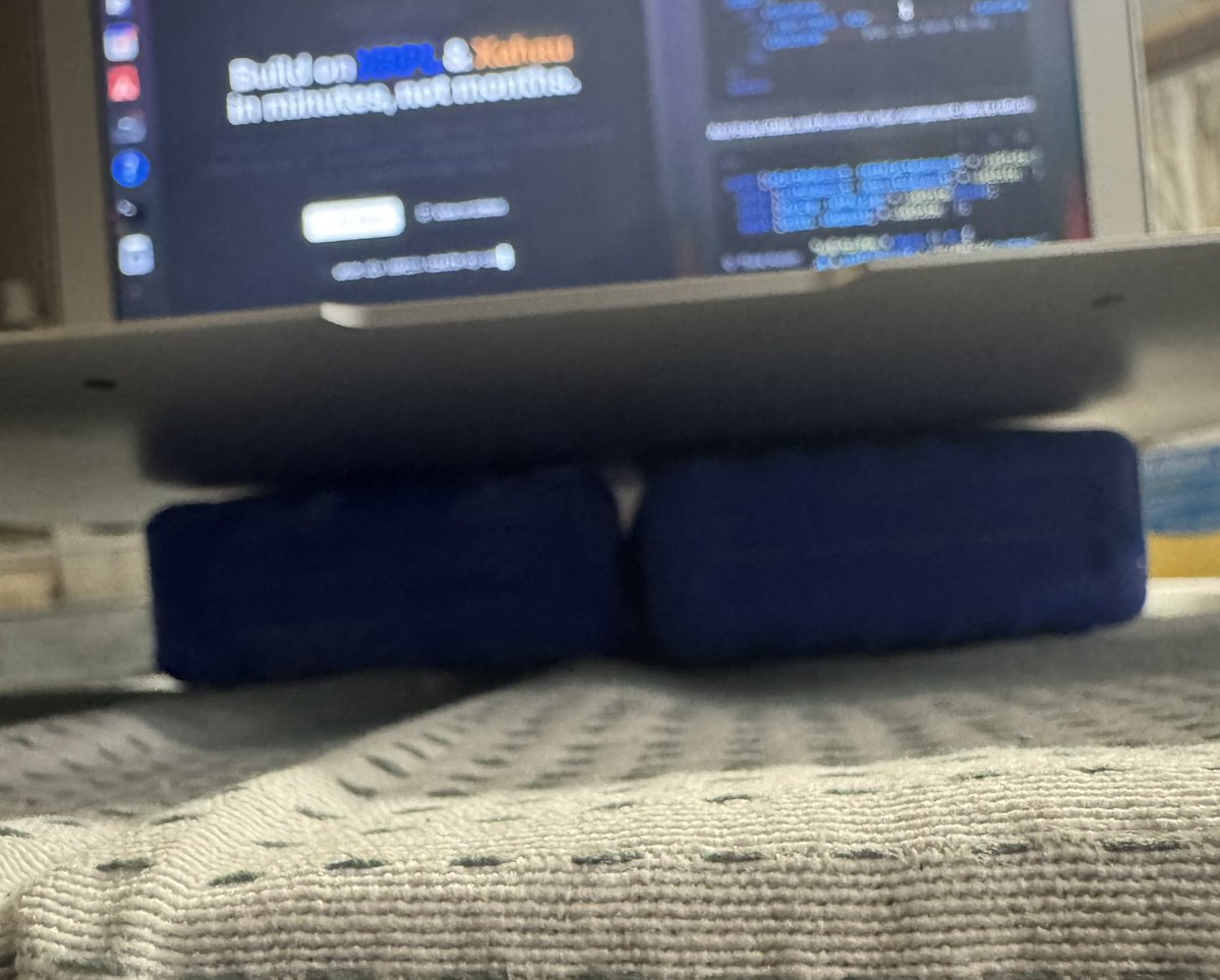 Pollux2789's tweet image. My laptop sucks 😂

Gotta put it on ice packets… #CodingLife #xMerch #Xahau