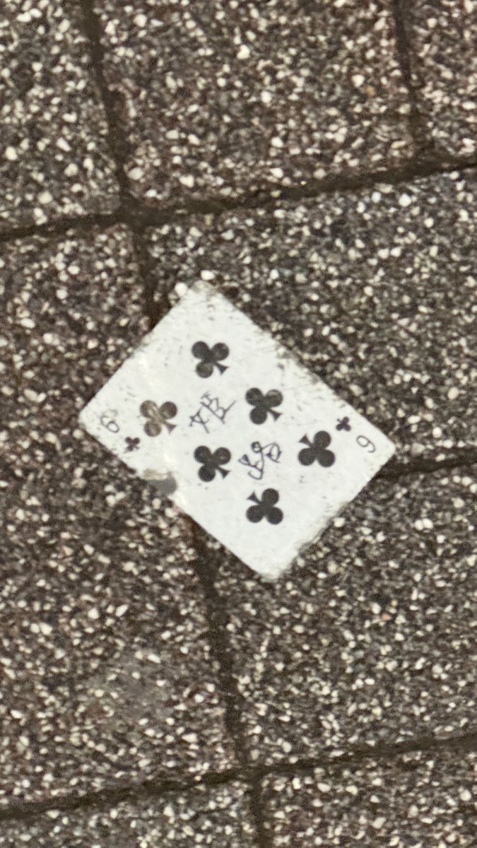 道路にトランプが落ちていた。自分で作った後なので、どうしても