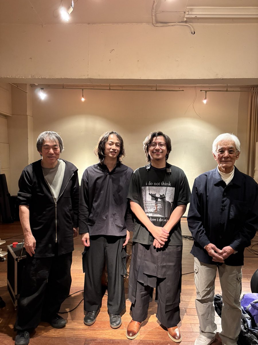 <a href="/MinyenH/">謝明諺 Minyen Hsieh</a> <a href="/mizue_jazz/">Mizue</a> <a href="/otomojamjam/">otomo yoshihide 大友良英</a> <a href="/takashisugawa/">Takashi Sugawa</a> #謝明諺 Sax
#山崎比呂志 Drums
#大友良英 Guitar
#須川崇志 Bass
@渋谷 公園通りクラシックス

この場での初共演からアルバムリリース、今年6月の東京・千葉公演、10月の台湾ツアー、桜木町ドルフィーを経て再び公園通りクラシックスで演奏を納めることが出来、感謝しきりです😭✨

↓続く