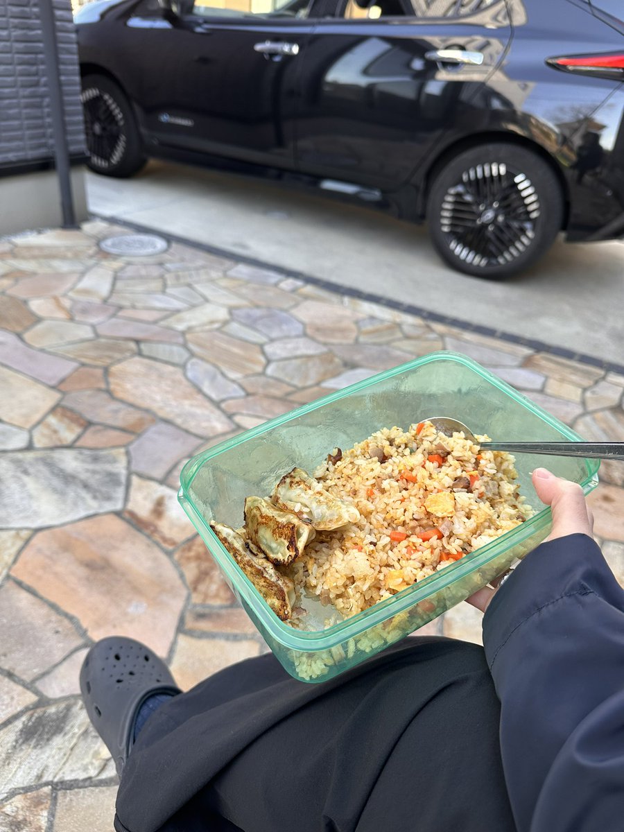 珍しく車で寝たにまが起きるのを庭で待ってます。激寒です。