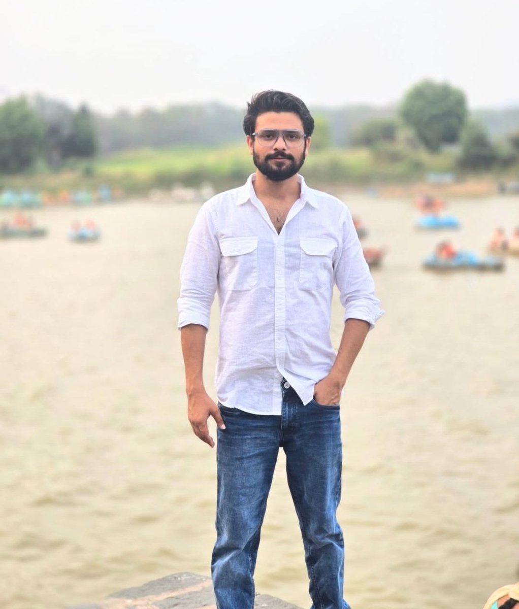 शब्द ‘जर्नलिस्ट’
     यह शब्द एक गंभीर जिम्मेदारी की मांग करता है। इस शब्द के ऊपर भार है लोकतंत्र के आधार का । जिसमें सत्यनिष्ठा और सटीकता सर्वोपरि है।

इस शब्द और उसका उद्देश्य केवल मनोरंजन या सनसनी फैलाना नहीं, बल्कि सामाजिक मुद्दों को उजागर करना, पीड़ितों की आवाज़ बनना और जनमत