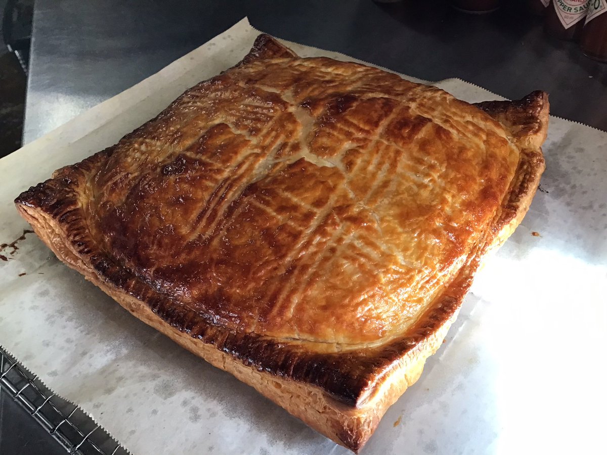 hapishoku's tweet photo. 🍏アップルパイのテイクアウト予約受付中です🍎✨

🥧1台(12カット分)７０００円（テイクアウトのみ。３日前までの電話予約必須）
🥧1カット650円（テイクアウト）
 詳しくは公式ブログかインスタをご覧下さい。
#happycafe食堂  #アップルパイ 

https://t.co/TKHoftCs52 https://t.co/IGph3P5AZS