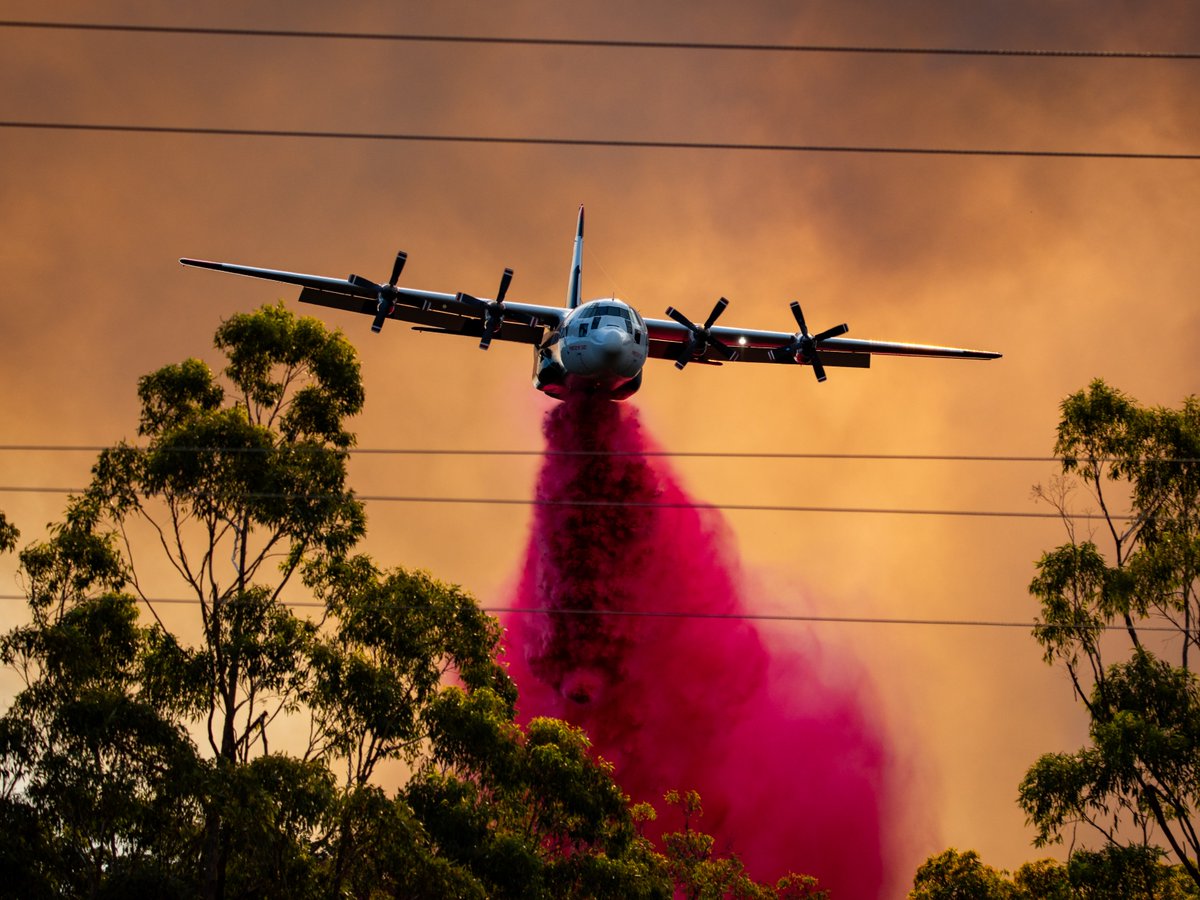 Bomber 138 dropping a line of red along the Bulahdelah/Pacific Highway Fire on December 4th, 2025.

Thank you, IG user <a href="/jp/">Joey Primiani</a>.aviationcbr, for this gorgeous shot.

#CoulsonAviationAus #B138 #Tanker138 #AerialFirefighting
