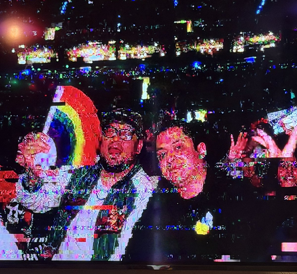 jerrypecinamty's tweet image. #LMD7 me siento viendo un video de los XV años en el VHS de los 90! Jejeje