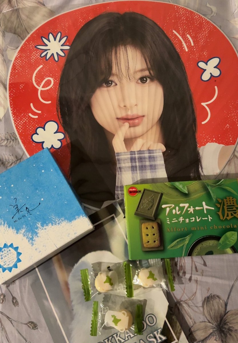 sibestieahyeon's tweet image. thank you oleh” ahyeon &amp;amp; snack from 🇯🇵 nyaa !!  @GDENTHU 🥰🫰🏻 auto ngipas trus biar smbil ditatapin yuyun😅😅