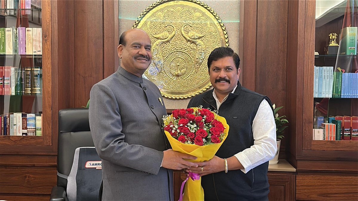 DrKPSinghYadav's tweet image. नई दिल्ली में माननीय लोकसभा अध्यक्ष श्री @ombirlakota  जी से शिष्टाचार भेंट कर उनका आशीर्वाद प्राप्त किया।
#OmBirla #LokSabhaSpeaker
