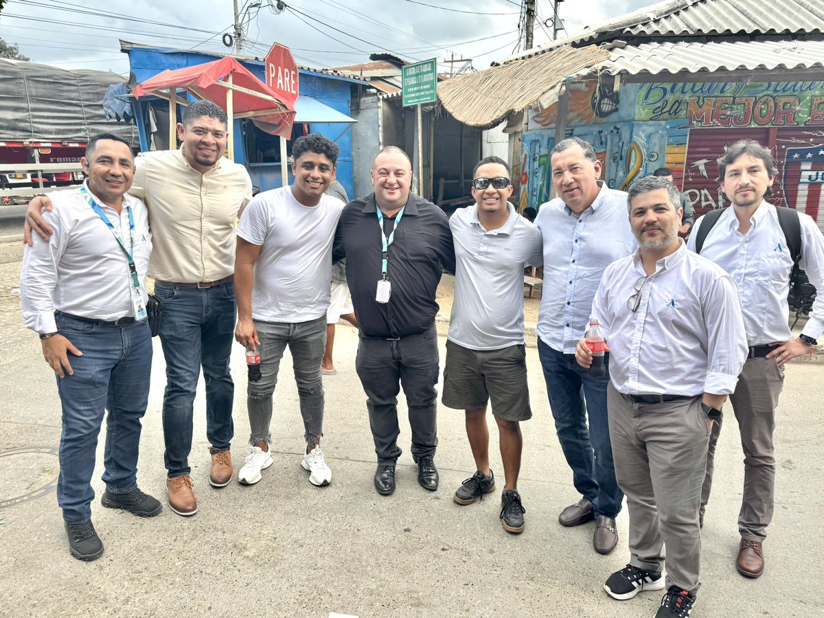 CabezaSteven02's tweet photo. Tras el llamado, @nelsonjvt agente interventor de @Aire_Energia llegó a  Pendales-Luruaco con su equipo de trabajo para escuchar a la comunidad y revisar la situación del servicio de energía. Servicio de calidad para la comunidad y sostenibilidad financiera para la empresa 🤝⚡️. https://t.co/gkkfVMwWhy