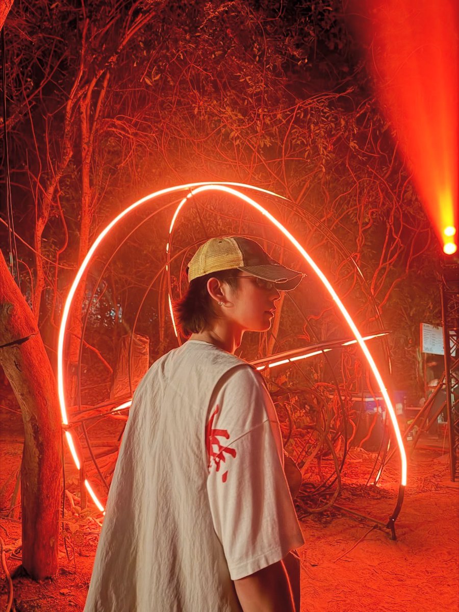 แต่งตัวน่ารักมากกกก หมวกเอย แว่นเอย เสื้อกั๊กเอย หล่อมากค่ะพี่ฝรั่ง

Bright Vachirawit  
#bbrightvc <a href="/bbrightvc/">bright</a>