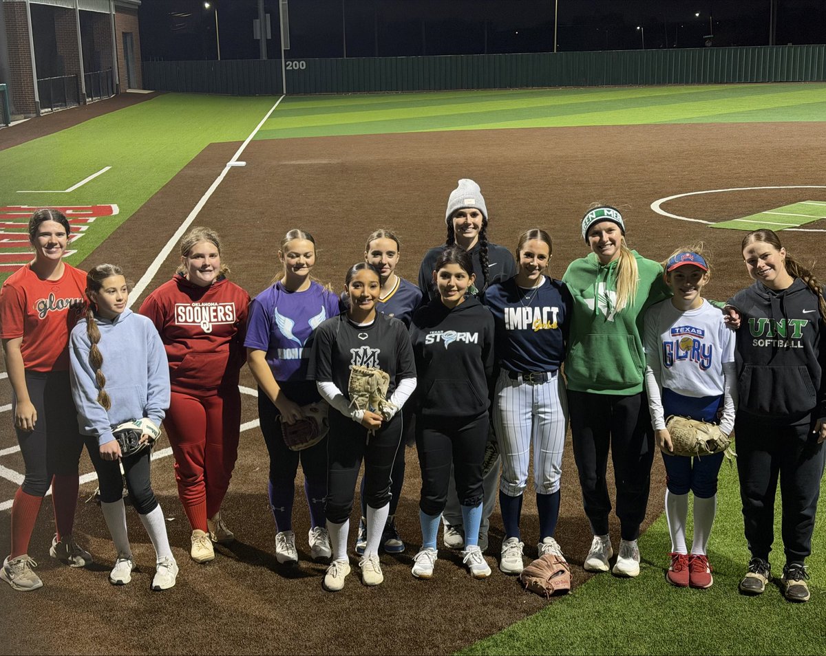 tate_thomps11's tweet photo. Thanks @nicholson_rylee @rileymcnemar @elizabethmoff16 for the extra workout tonight! See you at camp soon! #GMG 💚@CoachCodyWhite @CoachJonHunter @Casady_Webb 
@IGNatl18uNTX https://t.co/iusoquzNtd