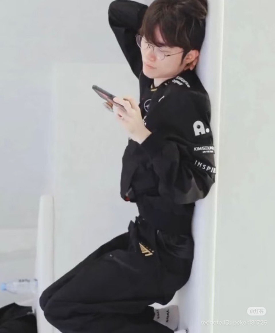 kiinpaghetti's tweet photo. you may be skinny but no one is as snatched as a 30 y/o gamer man who eats haidilao like it took his money https://t.co/ME95MD3mcq