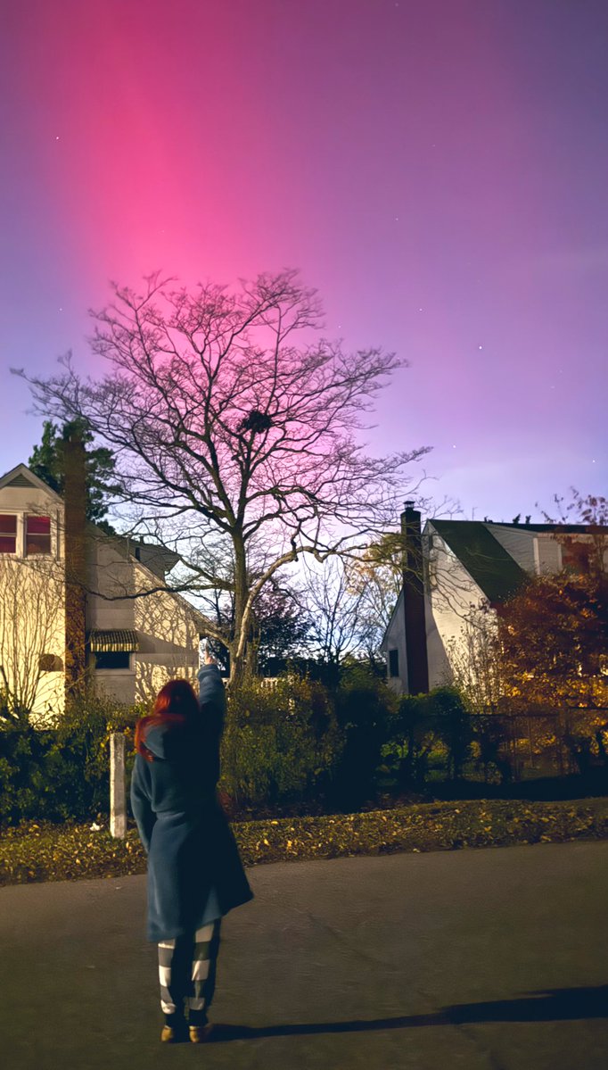 Ang_XoXo17's tweet image. Get it girl 🧜‍♀️🖤 thanks mom for the pic I love you so much xoxo 11/11 northern lights