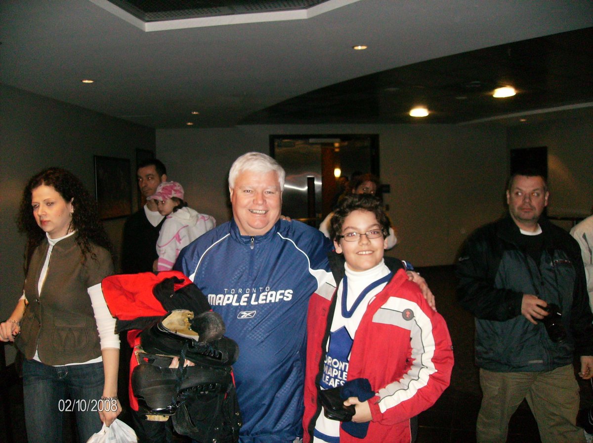 alexm_115's tweet photo. @MapleLeafs @Bonsie1951 @ryanlesliemedia Feb 10 2008 , a 12 year old boy goes to the skills competition. He stops a very rushed Joe Bowen and asks him for a picture. He could have easily said no but intstead said "yes but quickly I'm late for my son's game." Great comentor, even better man! #ThankYouJoeBowen https://t.co/ruVNdt1Vo0
