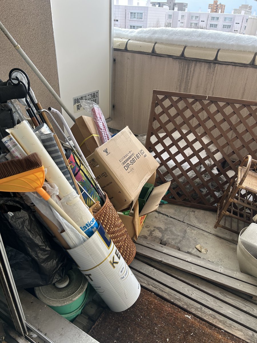 不用品回収に依頼で札幌市東区にお伺いしました。ベランダに放置された