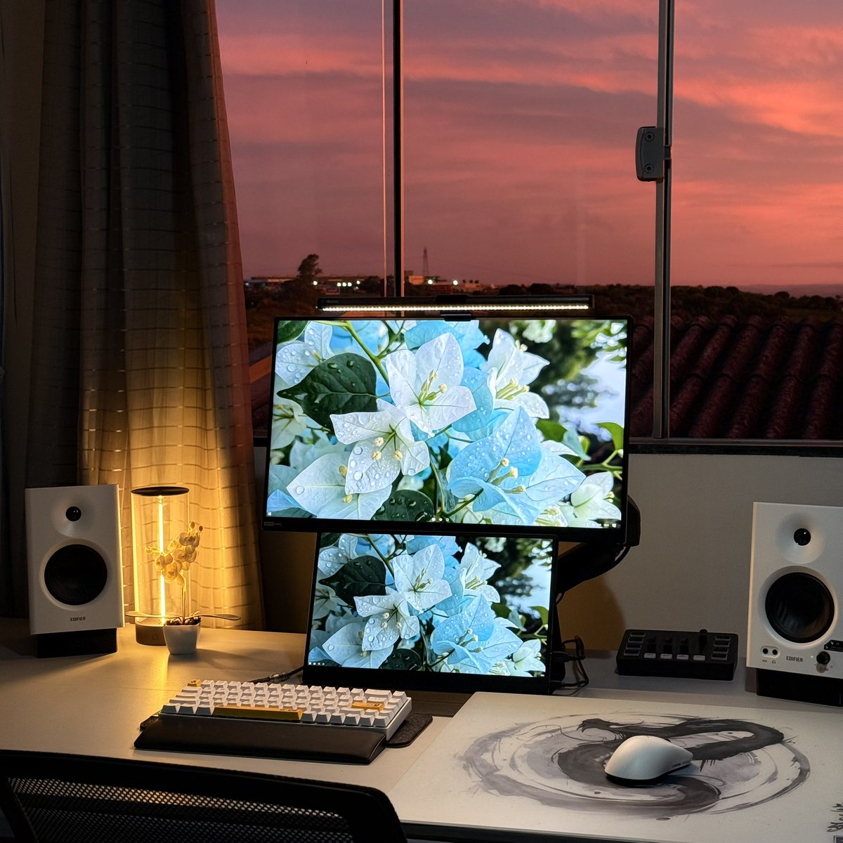 joaoitech's tweet photo. Golden hour wrapping the setup in calm, warm tones. 🌇 https://t.co/Ot1u65eryo