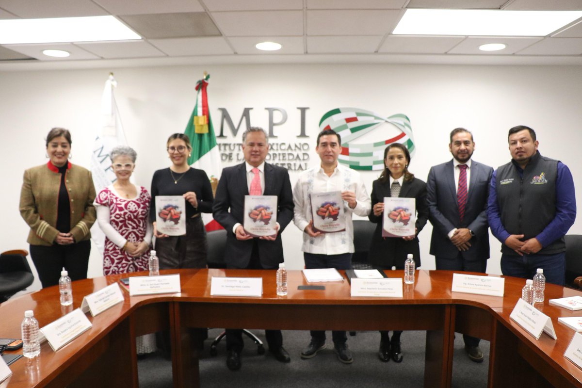 Recibimos la visita de <a href="/GlezNapoleon/">Napoleón González Pérez</a>, titular de <a href="/AgriculturaHgo/">Agricultura Hidalgo</a>, personas investigadoras y representantes de la <a href="/UTTT_MX/">UTTT</a>, quienes nos hicieron entrega del estudio técnico para la solicitud de la Indicación Geográfica del Chile Rayado de La Misión, Hidalgo, un producto