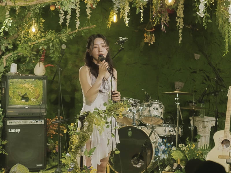 imbcenews's tweet photo. 송하예, 단독 콘서트 ‘Daisy’ 성료…음악으로 마음을 나눈 120분
#송하예 #SONGHAYEA #단독콘서트 #Daisy #데이지 #성료 #iMBC연예
송하예는 지난 13일 숲세권 라이브에서 2025 단독 공연 ‘데이지’를 개최하고, 음악과 이야기, 팬들과의 진솔한 소통으로 가득 찬 값진 시간을 선사했다.
이번 공연은 1부와 2부로 나뉘어 구성, 송하예의 음악 세계를 입체적으로 조명했다. 먼저 1부는 ‘음감회’ 콘셉트로 꾸며져 곡 하나하나에 담긴 감정과 가사에 대한 설명을 곁들인 집중도 높은 무대가 펼쳐졌다.
2부는 분위기를 전환해 팬밋업 형식으로 진행됐다. 밝고 경쾌한 곡들로 시작된 2부에서는 토크와 이벤트, 애장품 경매 등 다양한 프로그램이 더해지며 팬들과 한층 가까이 호흡하는 시간이 이어졌다.
🔗https://t.co/xXRpsN85LZ