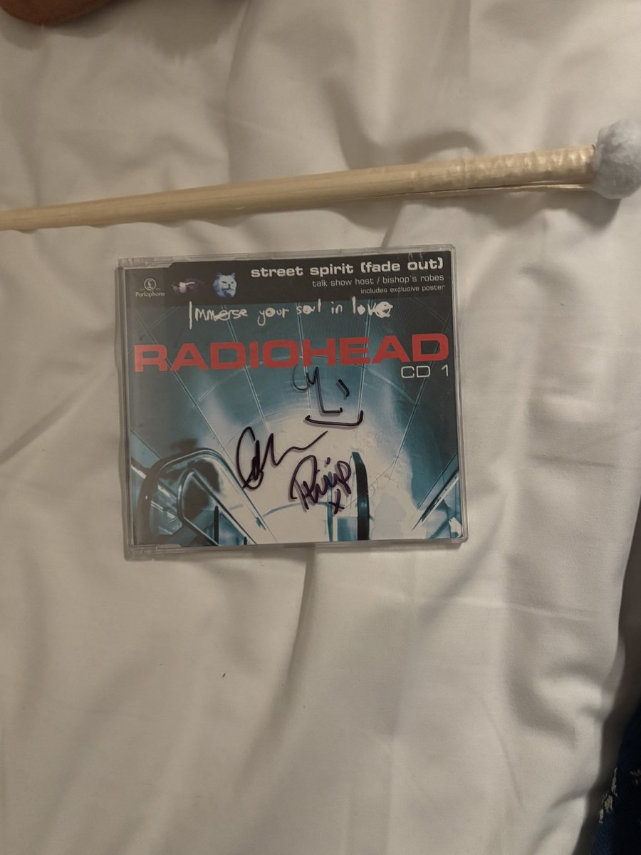 _oh_em_gee's tweet photo. and i also met ed and phil and caught ed Drumstick ok that one oomf that #BlessedAF https://t.co/BjZhKDOUsB