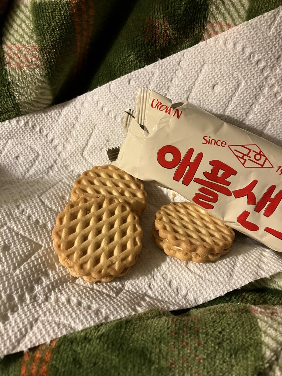 i got these at a korean grocery store and they’re like if apple pie was an oreo