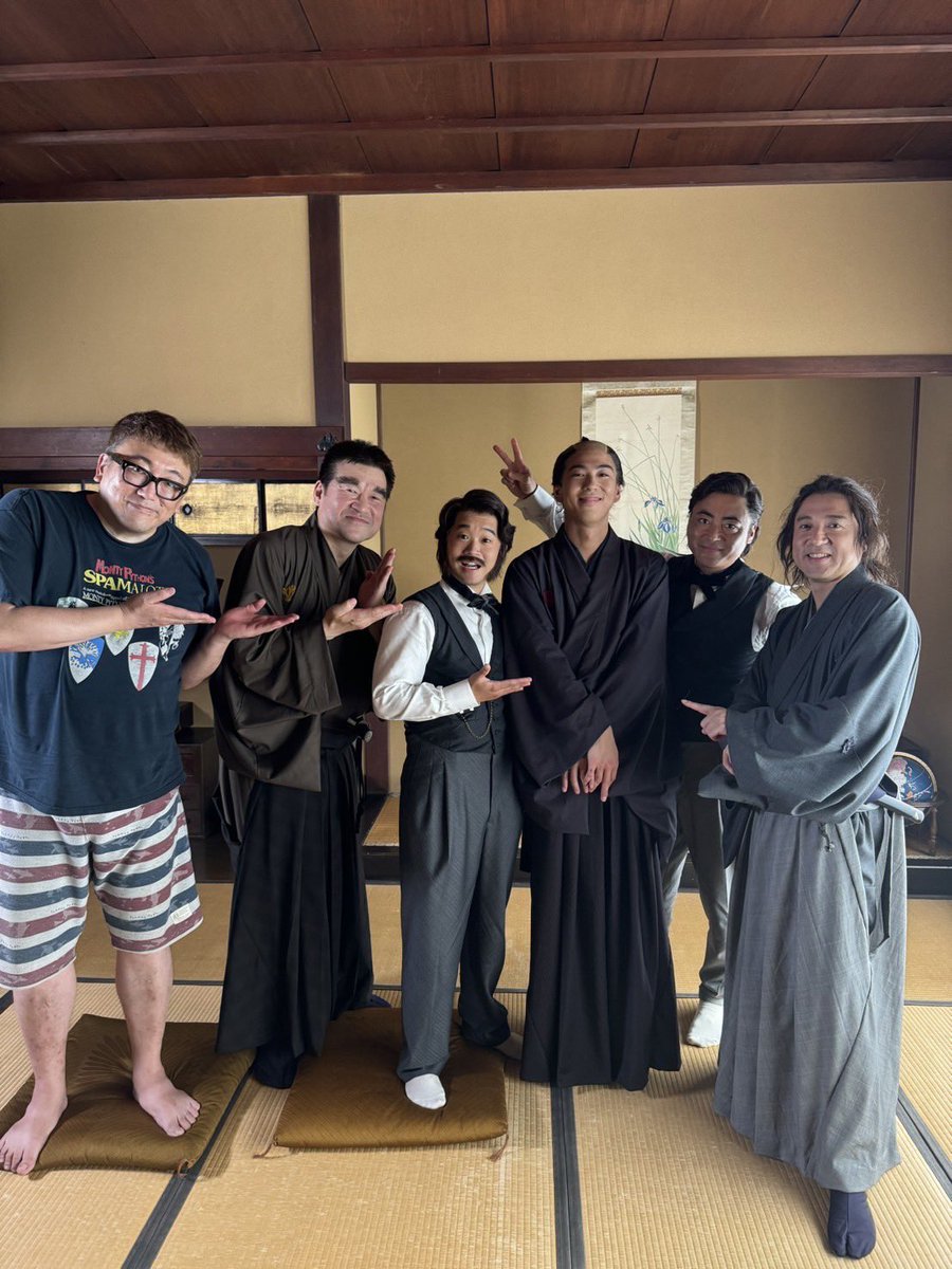 fukuda_u1's tweet photo. 昨夜、以前ミュージカルのお仕事でご一緒したプロデューサーさんからLINEが来て「新解釈幕末伝を小学生の息子が観たいと言ってるんですけど、理解出来ますかね？」と聞かれました。「もちろん！確かに歴史上の出来事を描いてはいますが、登場人物たちの会話の内容はおそろしくシンプルです！」と返信しました😊
僕のことは絶対に褒めない妻が「お前の唯一の才能は、どんな映画でもちびっ子が楽しめるように作れることだ」と言ったことがあります😅
歴史ものなので、当然、年配の方々にも観て頂きたいのですが、そこは福田組映画ですからちびっ子もたくさん笑って頂けると思います！

いよいよ��後日！公開です！🎉🎊㊗️