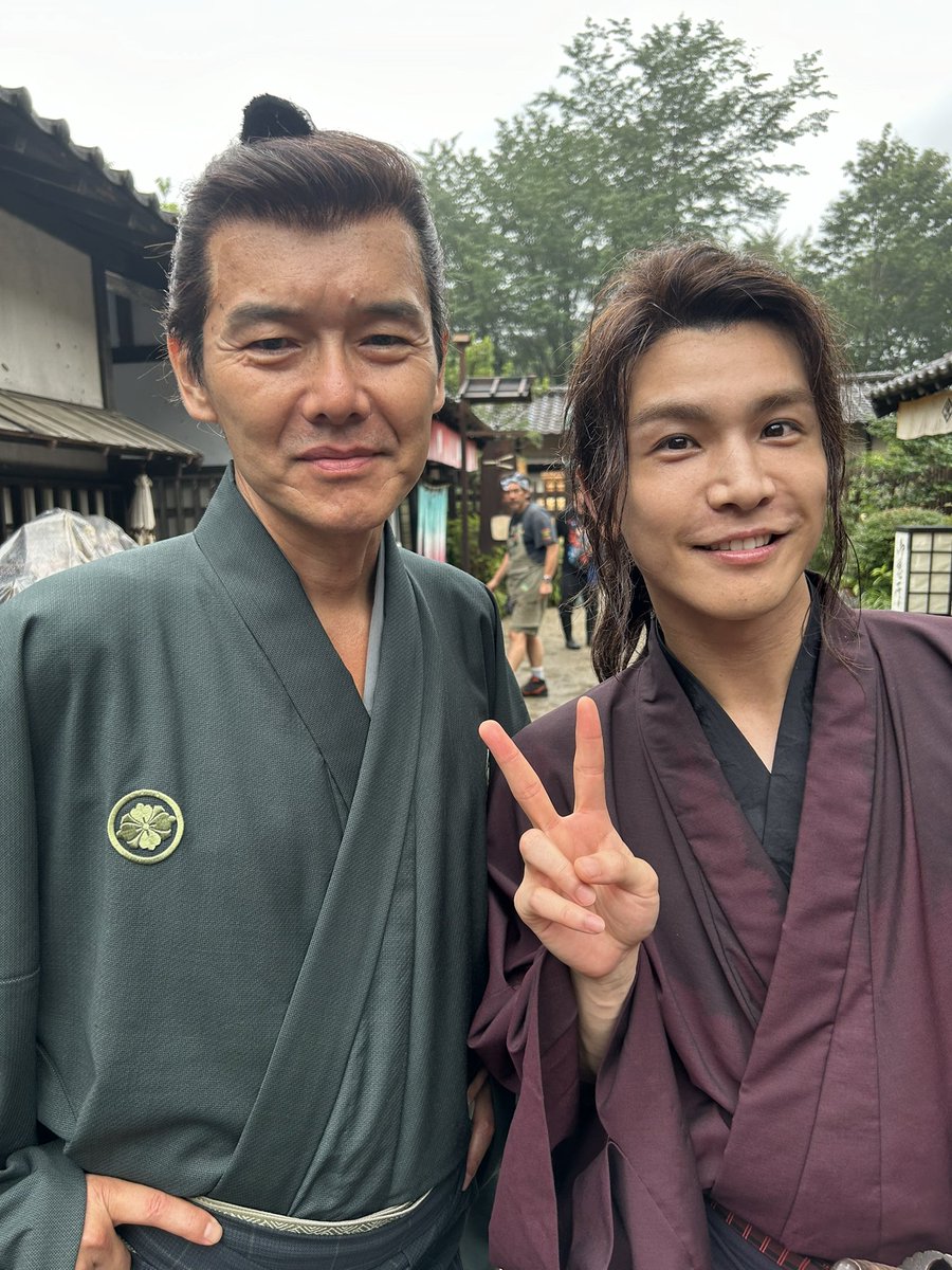 fukuda_u1's tweet photo. 昨夜、以前ミュージカルのお仕事でご一緒したプロデューサーさんからLINEが来て「新解釈幕末伝を小学生の息子が観たいと言ってるんですけど、理解出来ますかね？」と聞かれました。「もちろん！確かに歴史上の出来事を描いてはいますが、登場人物たちの会話の内容はおそろしくシンプルです！」と返信しました😊
僕のことは絶対に褒めない妻が「お前の唯一の才能は、どんな映画でもちびっ子が楽しめるように作れることだ」と言ったことがあります😅
歴史ものなので、当然、年配の方々にも観て頂きたいのですが、そこは福田組映画ですからちびっ子もたくさん笑って頂けると思います！

いよいよ��後日！公開です！🎉🎊㊗️