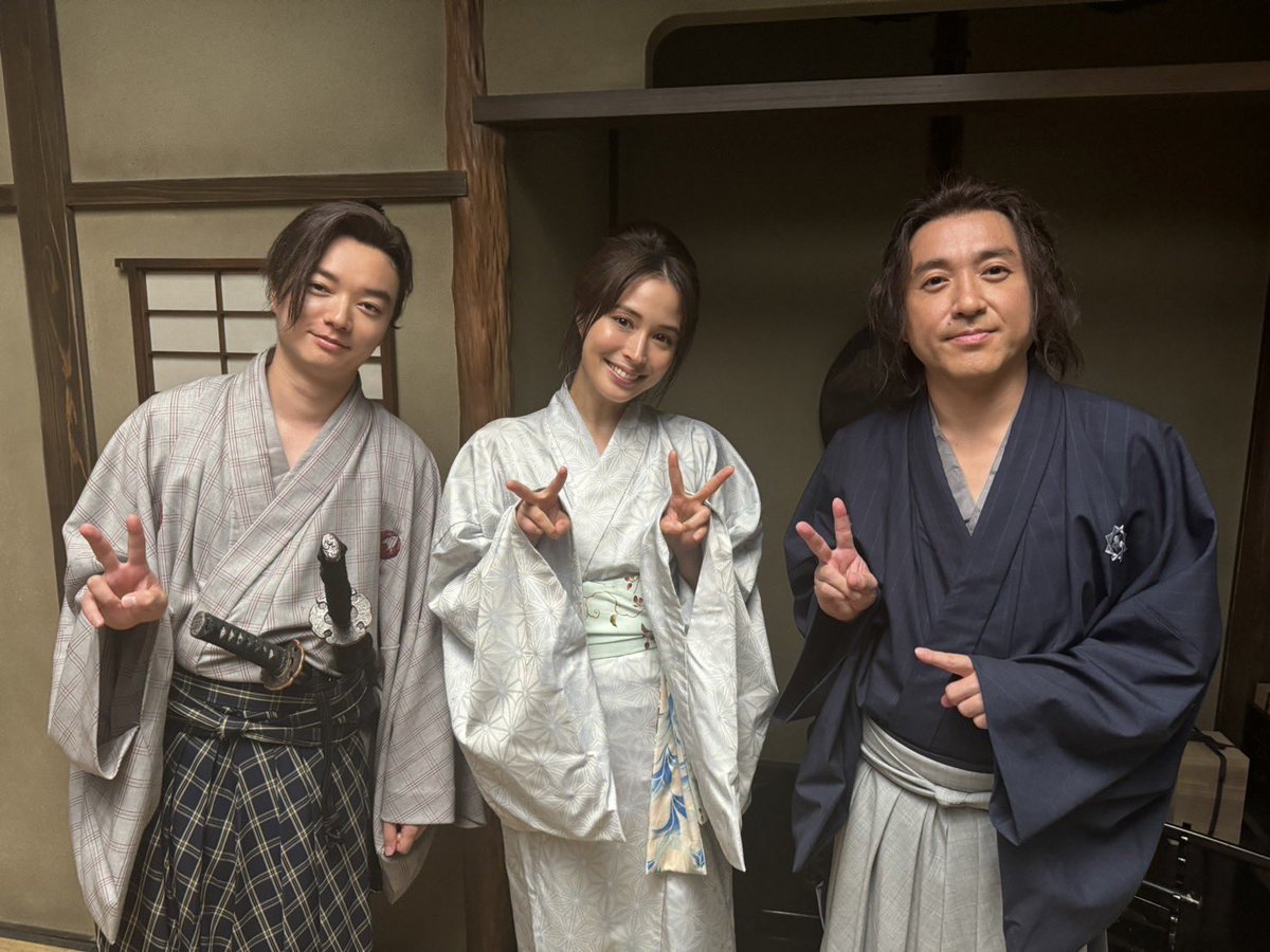 fukuda_u1's tweet photo. 昨夜、以前ミュージカルのお仕事でご一緒したプロデューサーさんからLINEが来て「新解釈幕末伝を小学生の息子が観たいと言ってるんですけど、理解出来ますかね？」と聞かれました。「もちろん！確かに歴史上の出来事を描いてはいますが、登場人物たちの会話の内容はおそろしくシンプルです！」と返信しました😊
僕のことは絶対に褒めない妻が「お前の唯一の才能は、どんな映画でもちびっ子が楽しめるように作れることだ」と言ったことがあります😅
歴史ものなので、当然、年配の方々にも観て頂きたいのですが、そこは福田組映画ですからちびっ子もたくさん笑って頂けると思います！

いよいよ��後日！公開です！🎉🎊㊗️