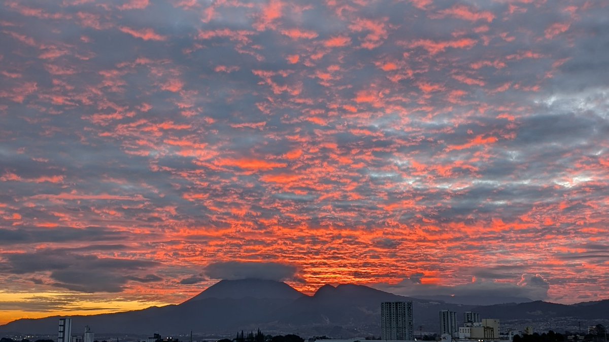 Atardecer del martes 16 de diciembre. #ClimaGT #Guatemala