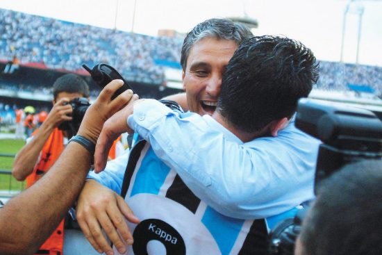 BonetDouglas's tweet photo. Essa obsessão insana que eles têm de serem Grêmio é incrível. https://t.co/3Ho4qk4LvG