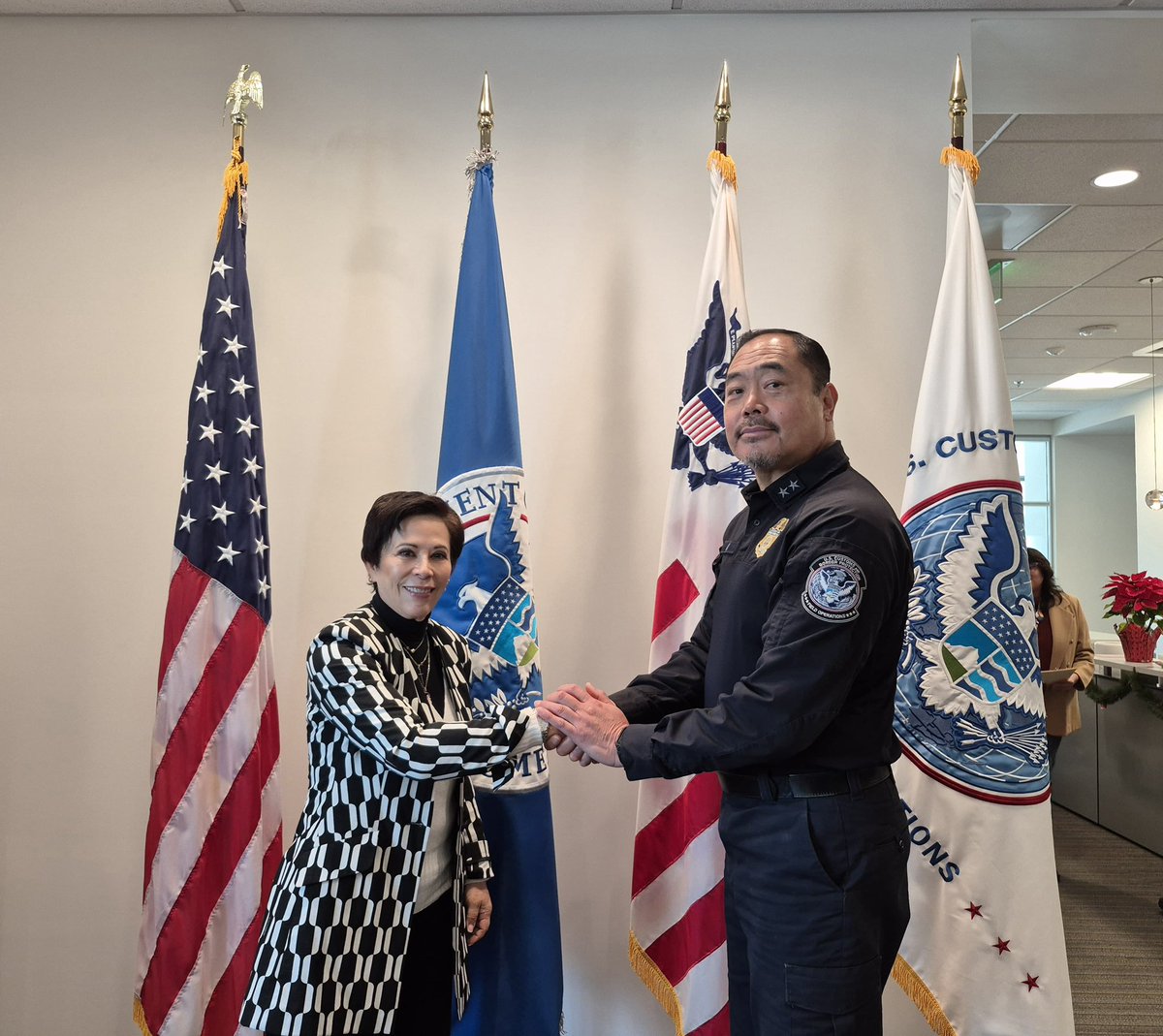 El día de hoy el Consulado General de México sostuvo una reunión de trabajo con representantes de <a href="/CBP/">CBP</a> encabezados por el director de Operaciones de Campo, Sidey Aki (<a href="/DFOSanDiegoCA/">Director of Field Operations Sidney Aki</a> ) para fortalecer la #protección y la #AsistenciaConsular en el Puerto de entrada de San Ysidro 🇺🇸