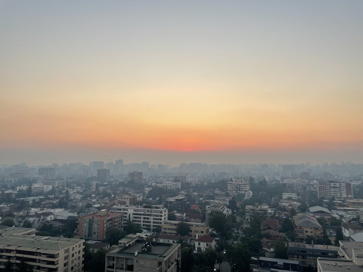 Paulina_Rojase's tweet photo. El cielo y el humo desde Providencia. Irrespirable y tóxico. #IncendioForestal #IncendiosForestales #chile #melipilla #Toxic https://t.co/utocqiFEqG