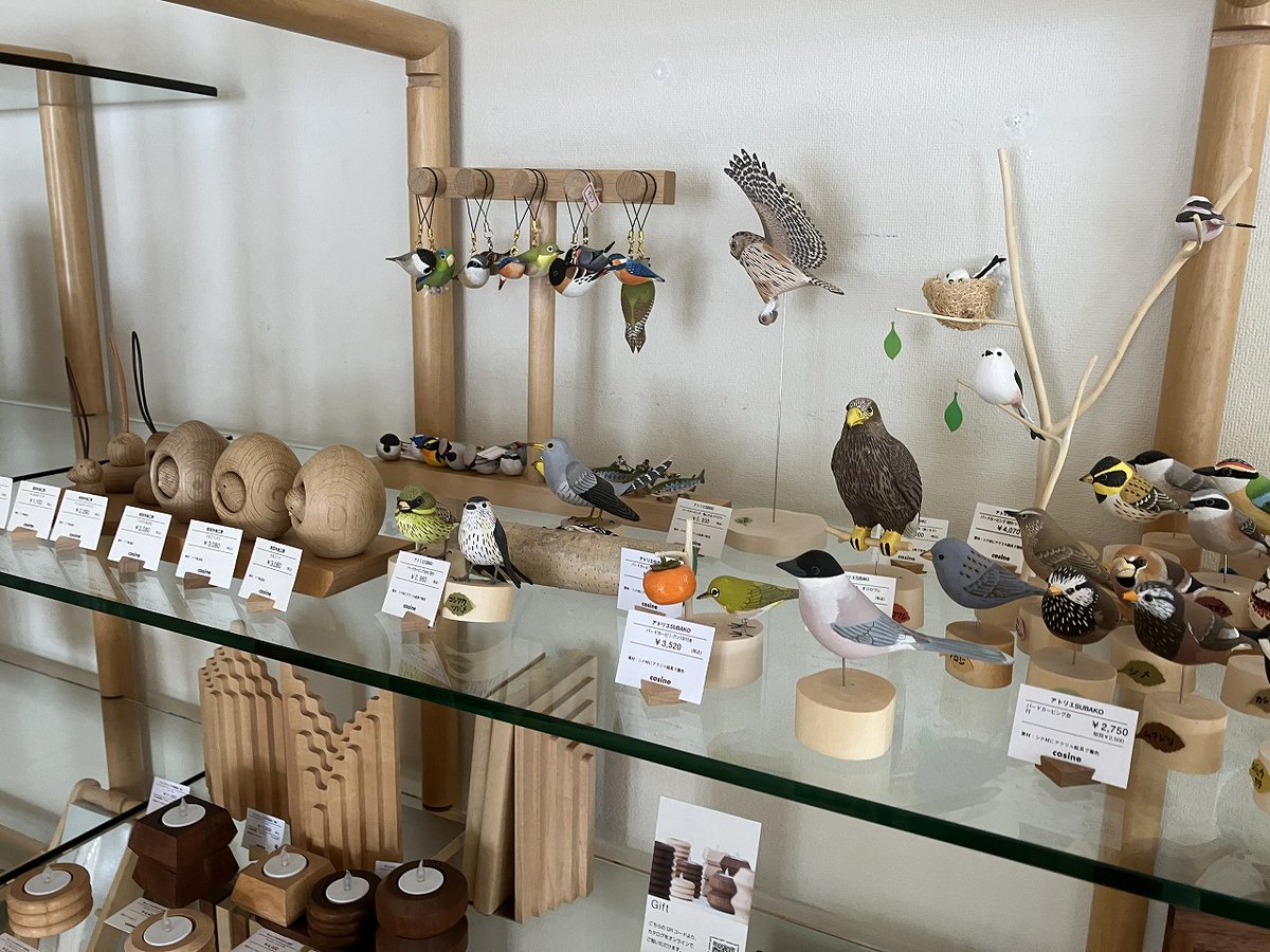 cosine_com's tweet image. 「冬の足音と、やさしい暮らしを守ること。」
わくわく様です。
日中は少しあたたかく、でも朝晩はぐっと冷え込む旭川。
この時期は、屋根の雪がゆるみ、夜に凍り、
日中に音もなく滑り落ちてくることがあります。
路面もつるつるで、今朝も交差点近くでは、
x.gd/cj05m