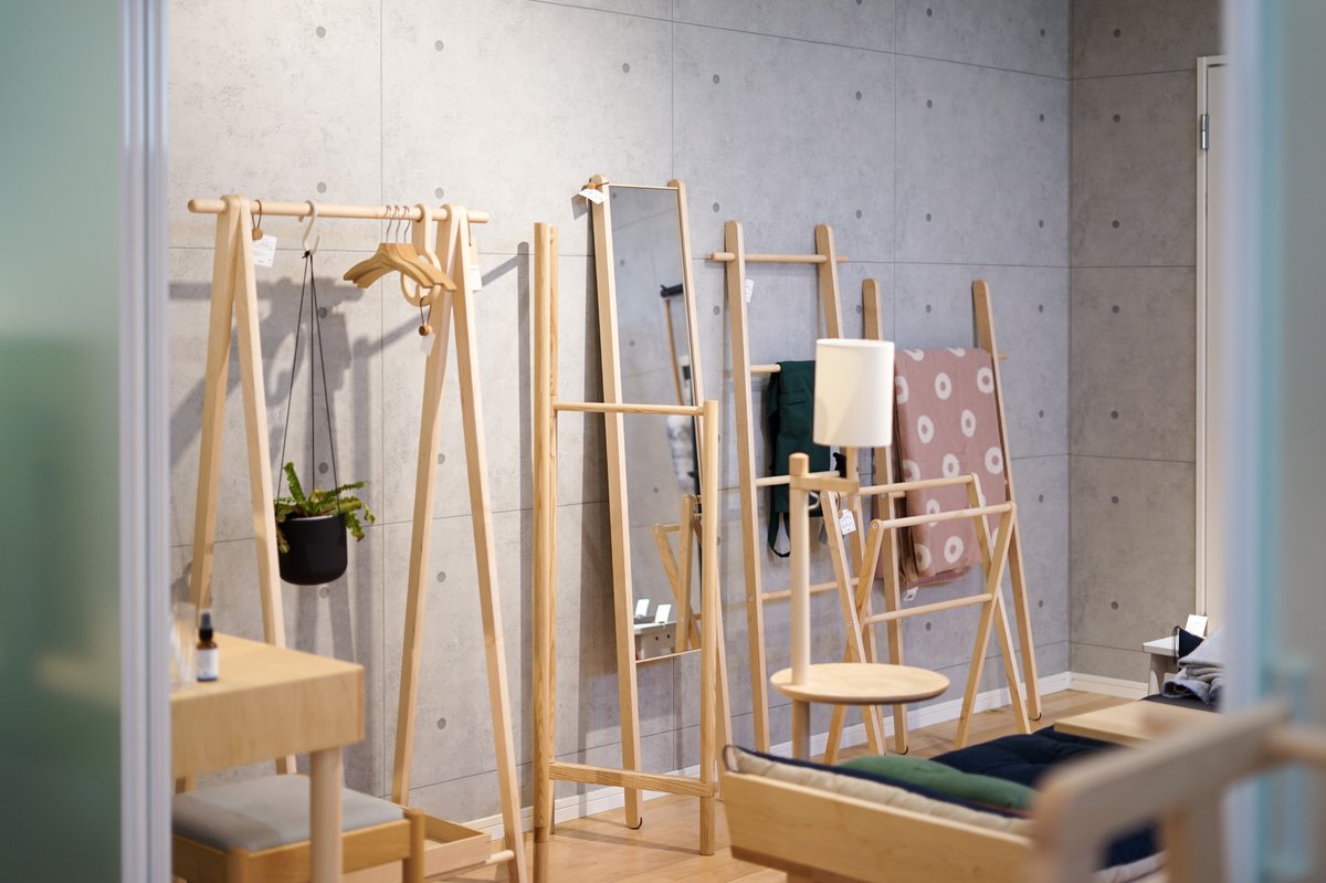 cosine_com's tweet image. 「冬の足音と、やさしい暮らしを守ること。」
わくわく様です。
日中は少しあたたかく、でも朝晩はぐっと冷え込む旭川。
この時期は、屋根の雪がゆるみ、夜に凍り、
日中に音もなく滑り落ちてくることがあります。
路面もつるつるで、今朝も交差点近くでは、
x.gd/cj05m