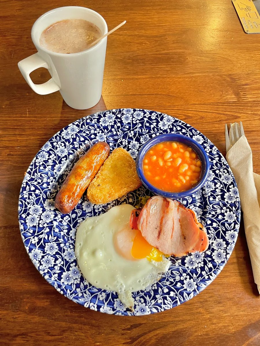 A brunch date with London’s charm 🍳🌸 #WeekendVibes #CityLife