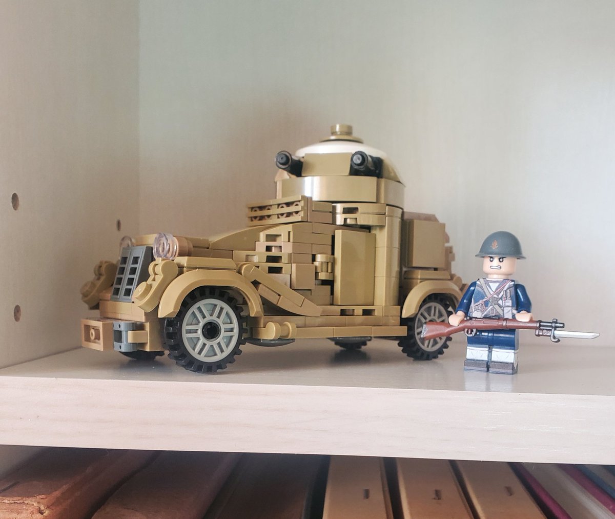 4dach1's tweet photo. 友達からLEGOクロスレー装甲車をもらった😊
現在、本棚にて警備中！ https://t.co/RFZIuCLpUy