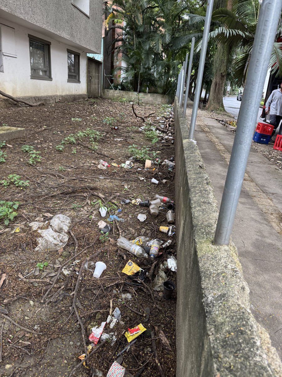 DiegoLopera's tweet photo. @Enviaseo @GenteDeEnvigado Señores @AlcaldiaEnv desde el barrio Bosques de Zúñiga estamos atentos a su gestión y solución frente a esta situación. Gracias https://t.co/JGPQ3STHAt