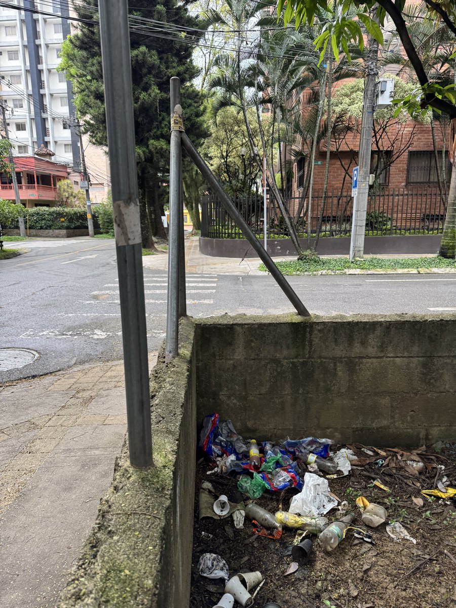 DiegoLopera's tweet photo. @Enviaseo @GenteDeEnvigado Señores @AlcaldiaEnv desde el barrio Bosques de Zúñiga estamos atentos a su gestión y solución frente a esta situación. Gracias https://t.co/JGPQ3STHAt