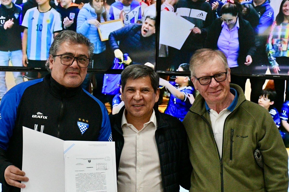 En el Centro Cultural Nueva Argentina se reconoció a expositores, expositoras e instituciones  por el valioso trabajo que desarrollan en el ámbito cultural, social y comunitario de Ushuaia.

#cultura #educación #arte #deporte #ambiente #comunidad #jcpinotdf