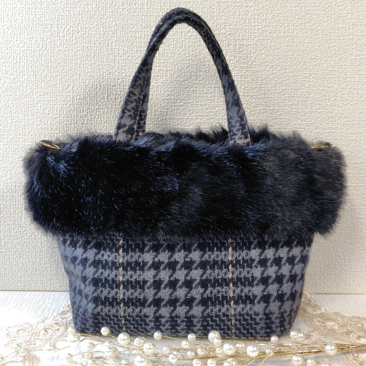 おはようございます☀
ファーの付いたトートバッグを作りました。
ショルダーストラップも付けられます。