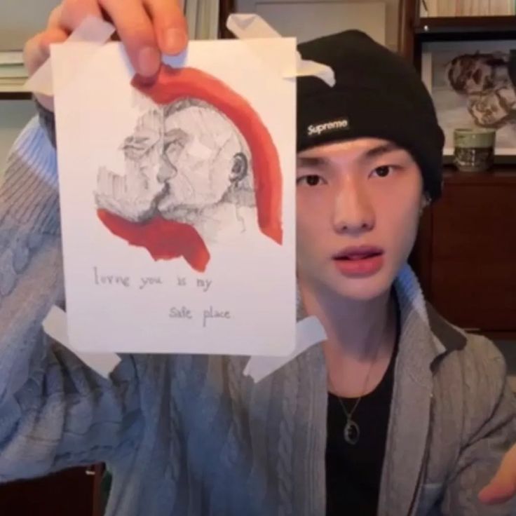 chrishideshere's tweet image. 8 reasons I stay.
🐺 Bang Chan is my guide when I didn't know I was lost.
🐰 Lee Know is the quiet strength I pretend I don’t need.
🐰🐽 Changbin is the fire in me when I’m too tired to spark.
🥟 Hyunjin isn’t just an artist, he’s a whole emotion.