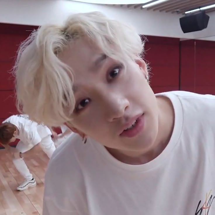 chrishideshere's tweet image. 8 reasons I stay.
🐺 Bang Chan is my guide when I didn't know I was lost.
🐰 Lee Know is the quiet strength I pretend I don’t need.
🐰🐽 Changbin is the fire in me when I’m too tired to spark.
🥟 Hyunjin isn’t just an artist, he’s a whole emotion.