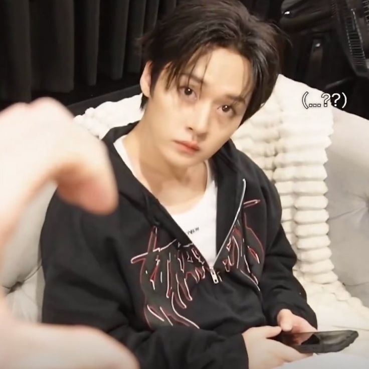 chrishideshere's tweet image. 8 reasons I stay.
🐺 Bang Chan is my guide when I didn't know I was lost.
🐰 Lee Know is the quiet strength I pretend I don’t need.
🐰🐽 Changbin is the fire in me when I’m too tired to spark.
🥟 Hyunjin isn’t just an artist, he’s a whole emotion.