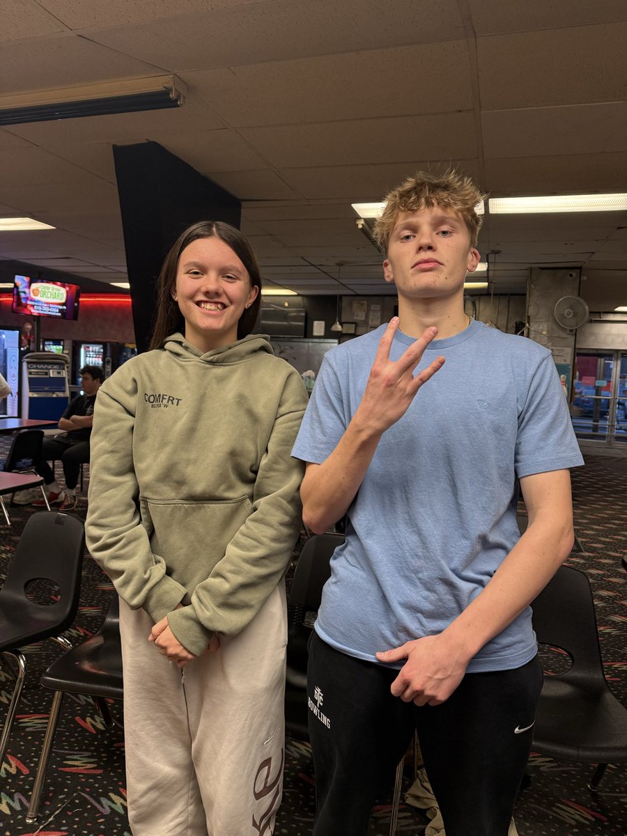 MaroonsBowling's tweet photo. We had our final team practice today before Christmas break. So we had our first ever 9 pin baker double tournament! Congrats to our top 4 teams!
1st Blake and Nora
2nd Caitlyn and Ryan
3rd Enzo and Joaquin
4th Sam and Mia

@MaroonCrew https://t.co/8aETChTK3P