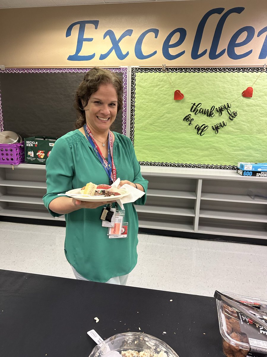 MsKnowlesBCPS's tweet image. Day 2: Sweet treats and sweet moments with our school family! 🍭 Together we shine ✨ #AwesomeOlsen #HolidayCheer #SchoolFamily