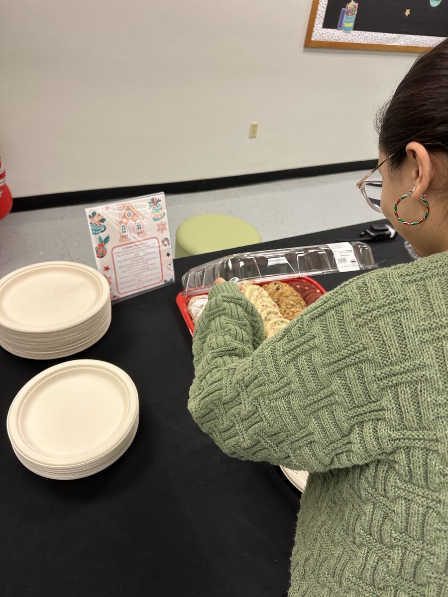 MsKnowlesBCPS's tweet image. Day 2: Sweet treats and sweet moments with our school family! 🍭 Together we shine ✨ #AwesomeOlsen #HolidayCheer #SchoolFamily
